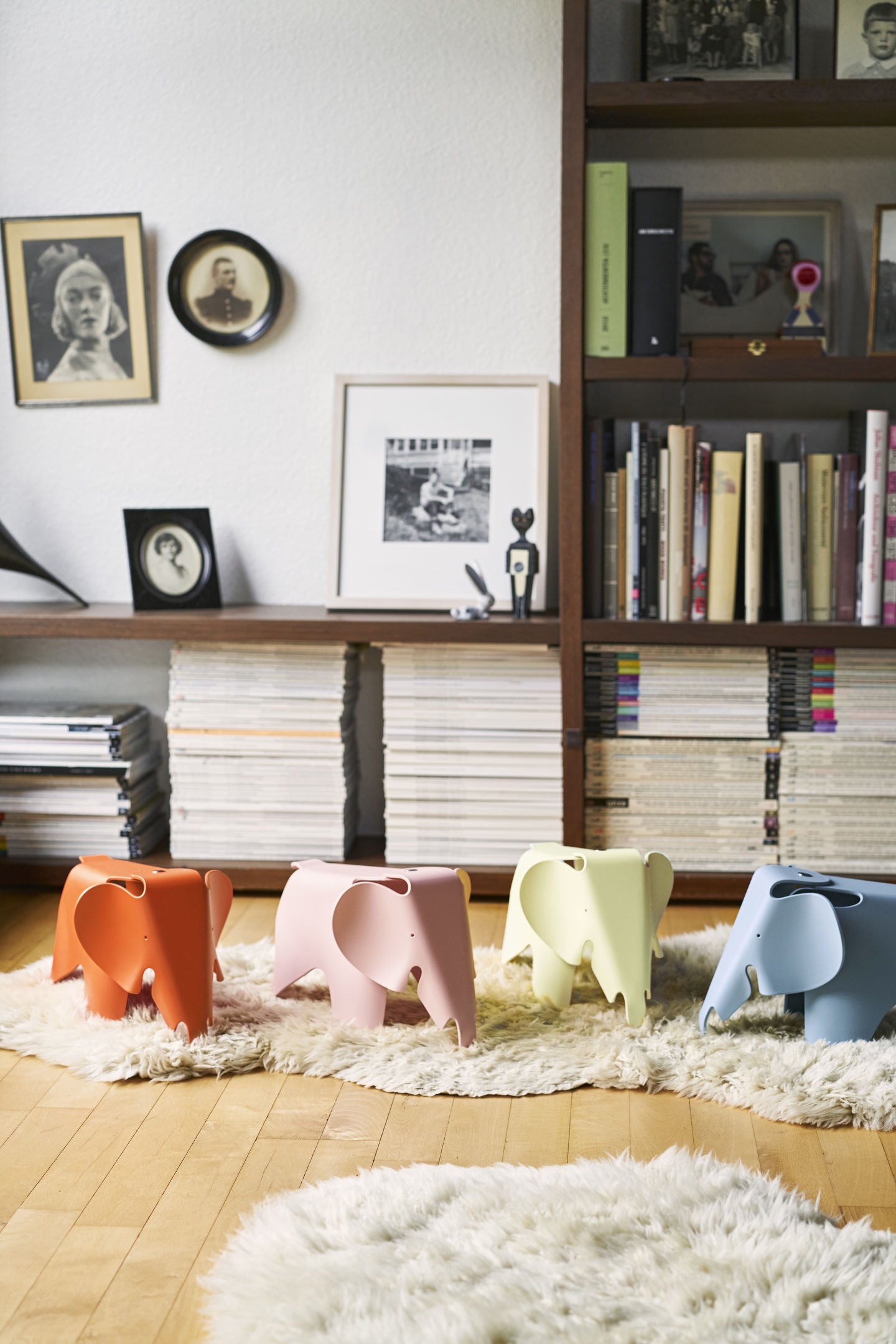 פיל Eames Elephant Red Orange (small)