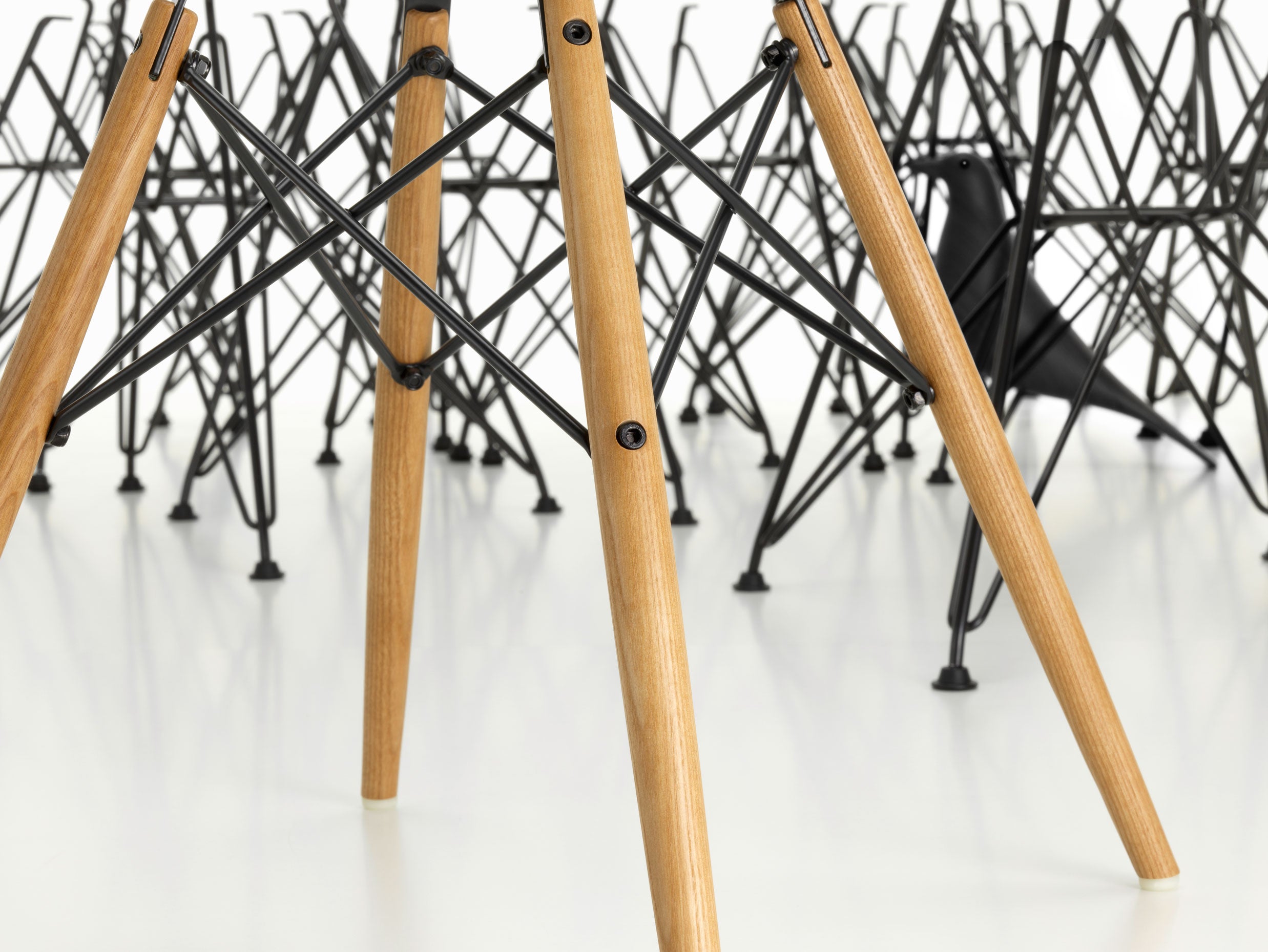 *כסא Eames Fiberglass DSR Parchment, Basic Dark