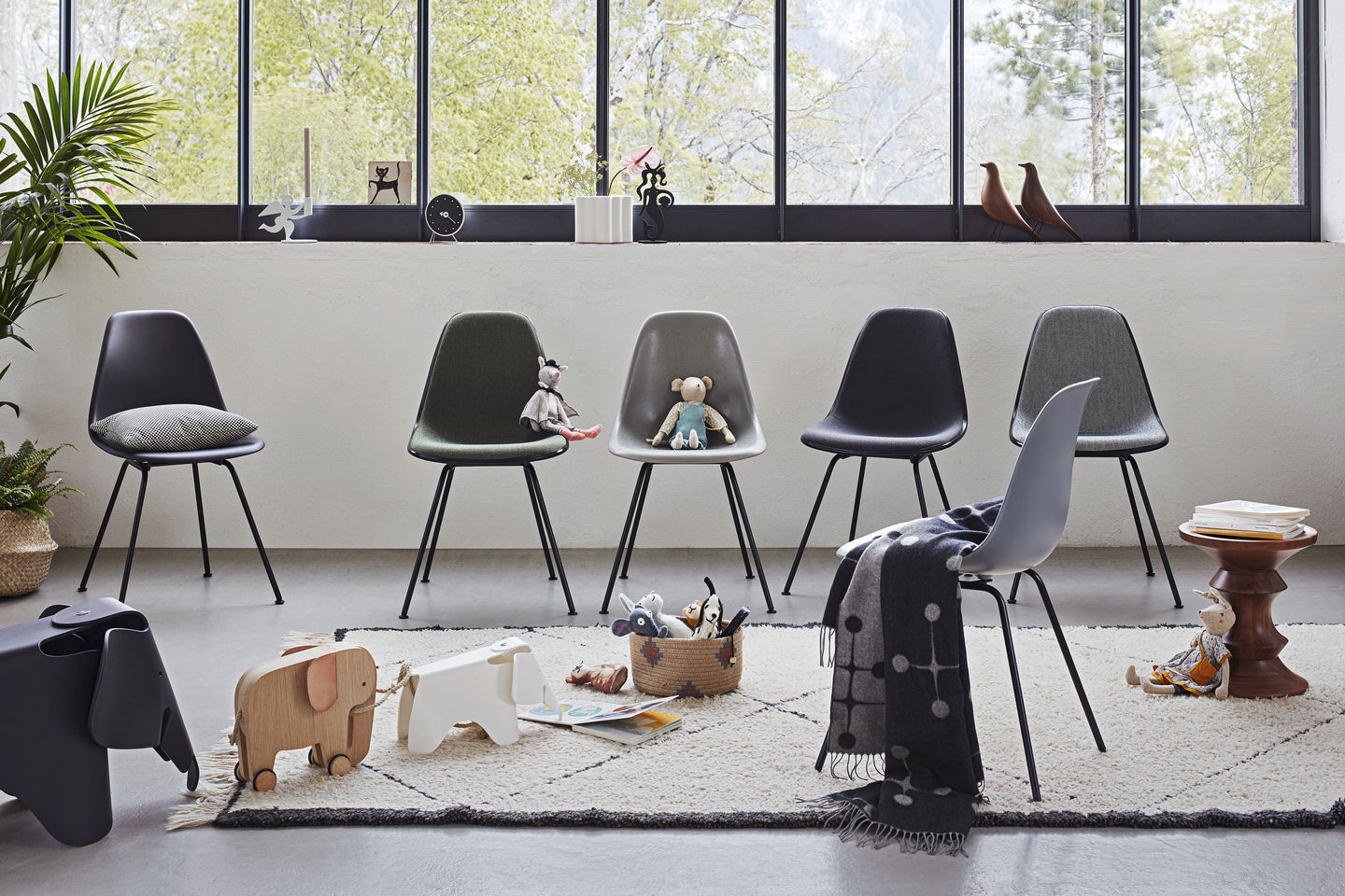 *כסא Eames Fiberglass DSX Red Orange, Basic Dark