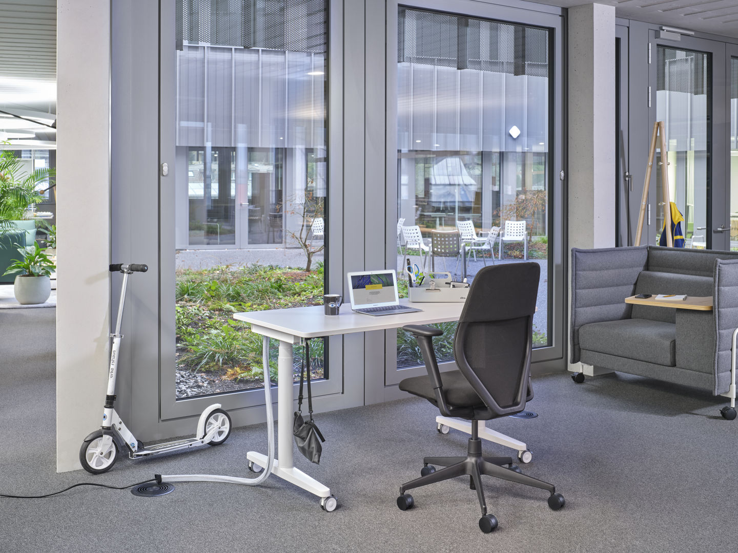 כסא משרדי ACX Light - Black Adjustable Arms