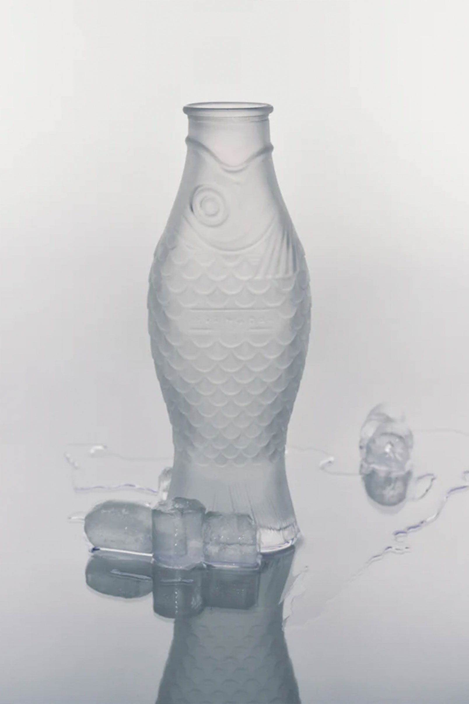 קראף Fish & Fish Carafe Frosted White
