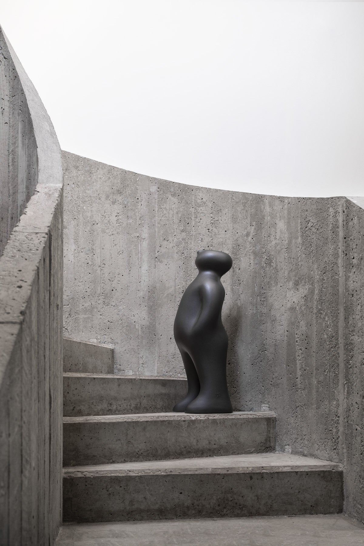 פסל The Visitor COR-24 Black (Small)