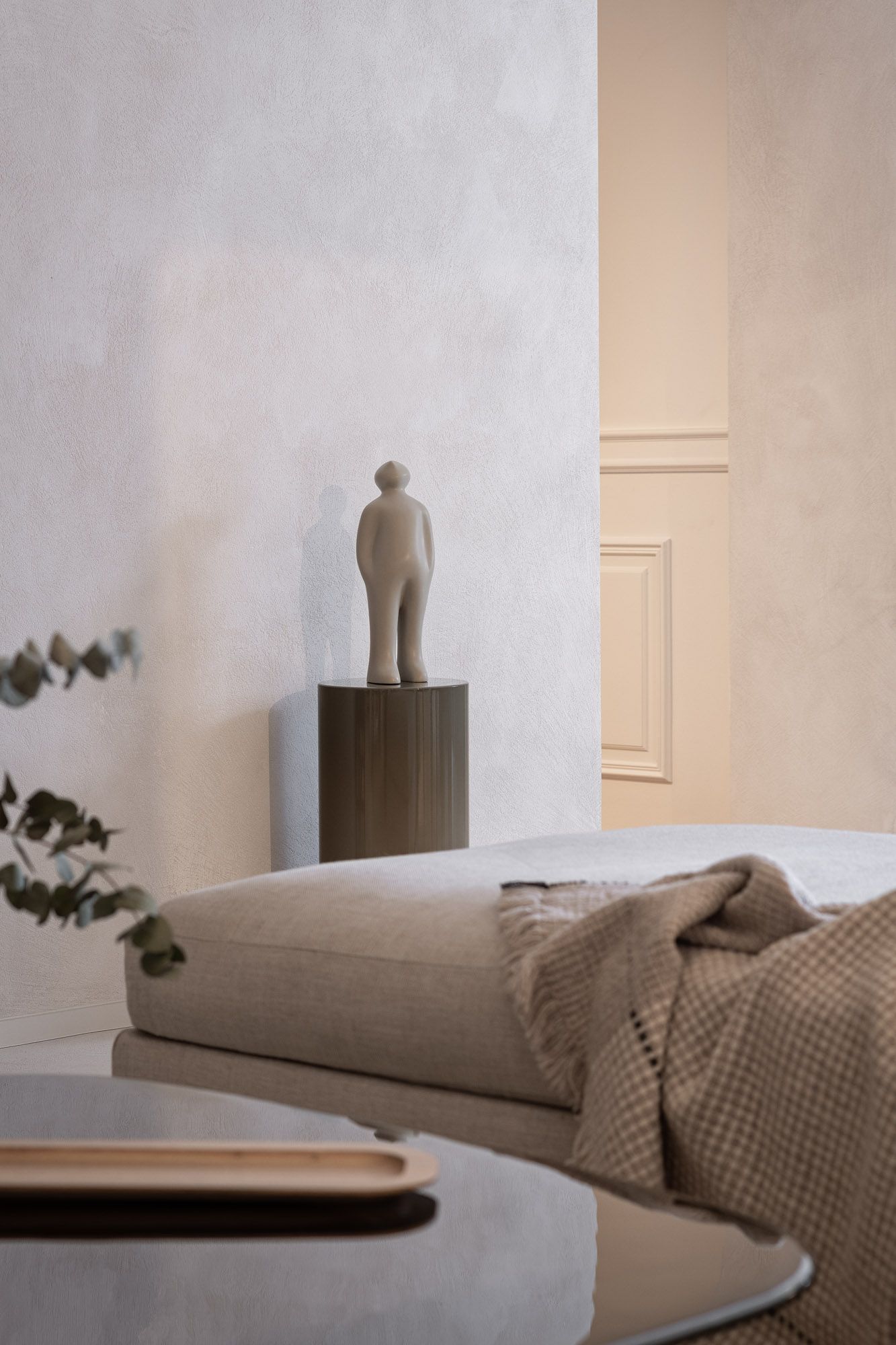 פסל The Visitor COR-01 White (Plus)