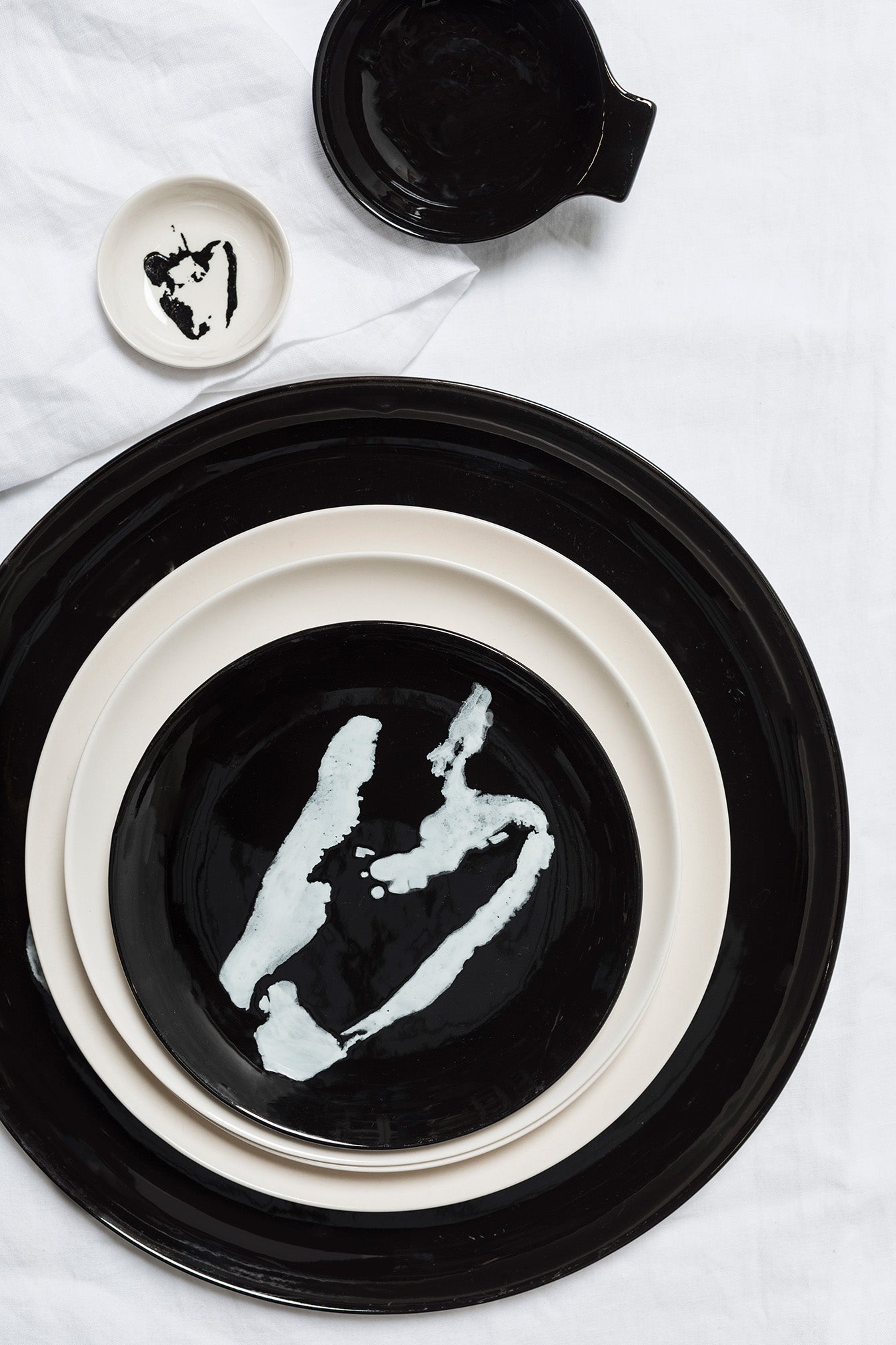 צלחת הגשה Breakfast plate black - white pepper Feast