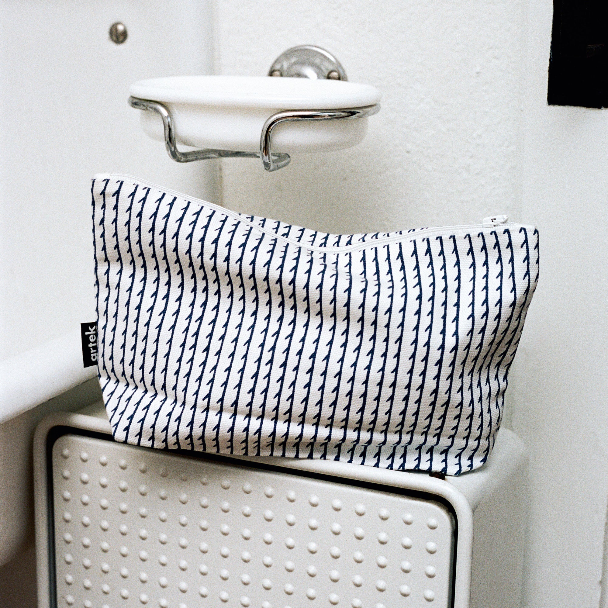 תיק רחצה Rivi Black/ White