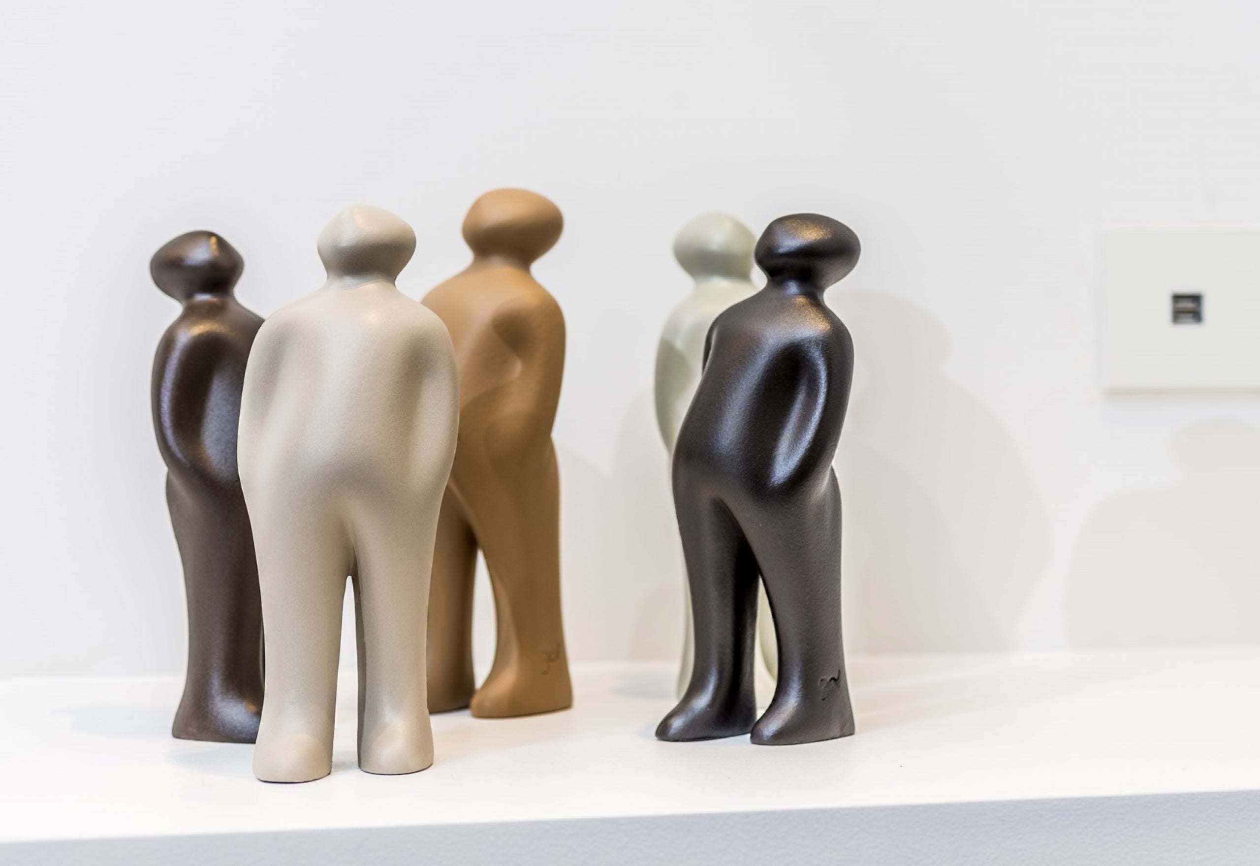 פסל The Visitor COR-24 Black (Plus)