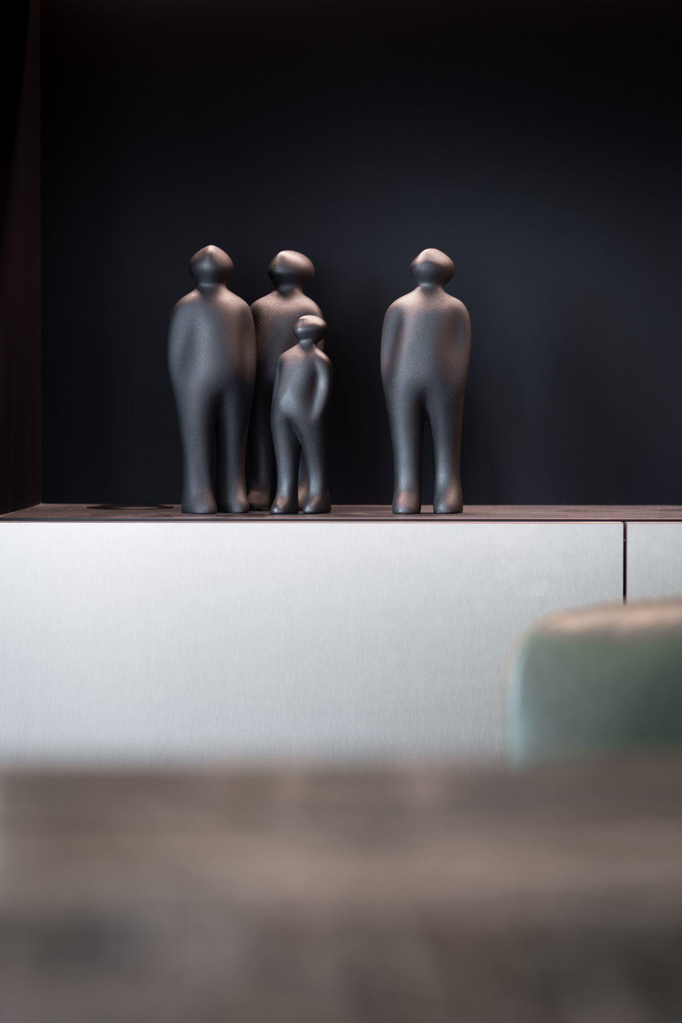 פסל The Visitor COR-24 Black (Small)