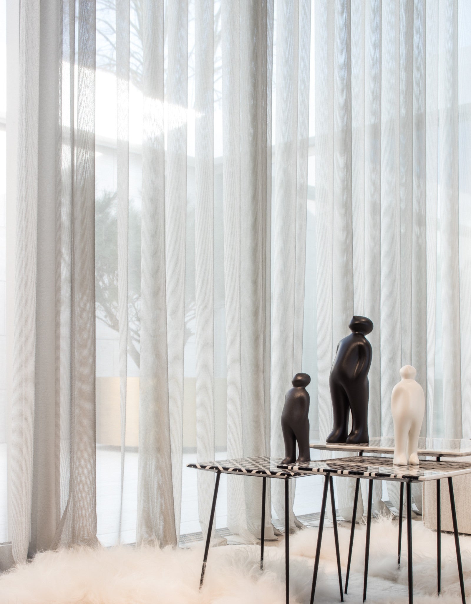 פסל The Visitor COR-24 Black (Plus)