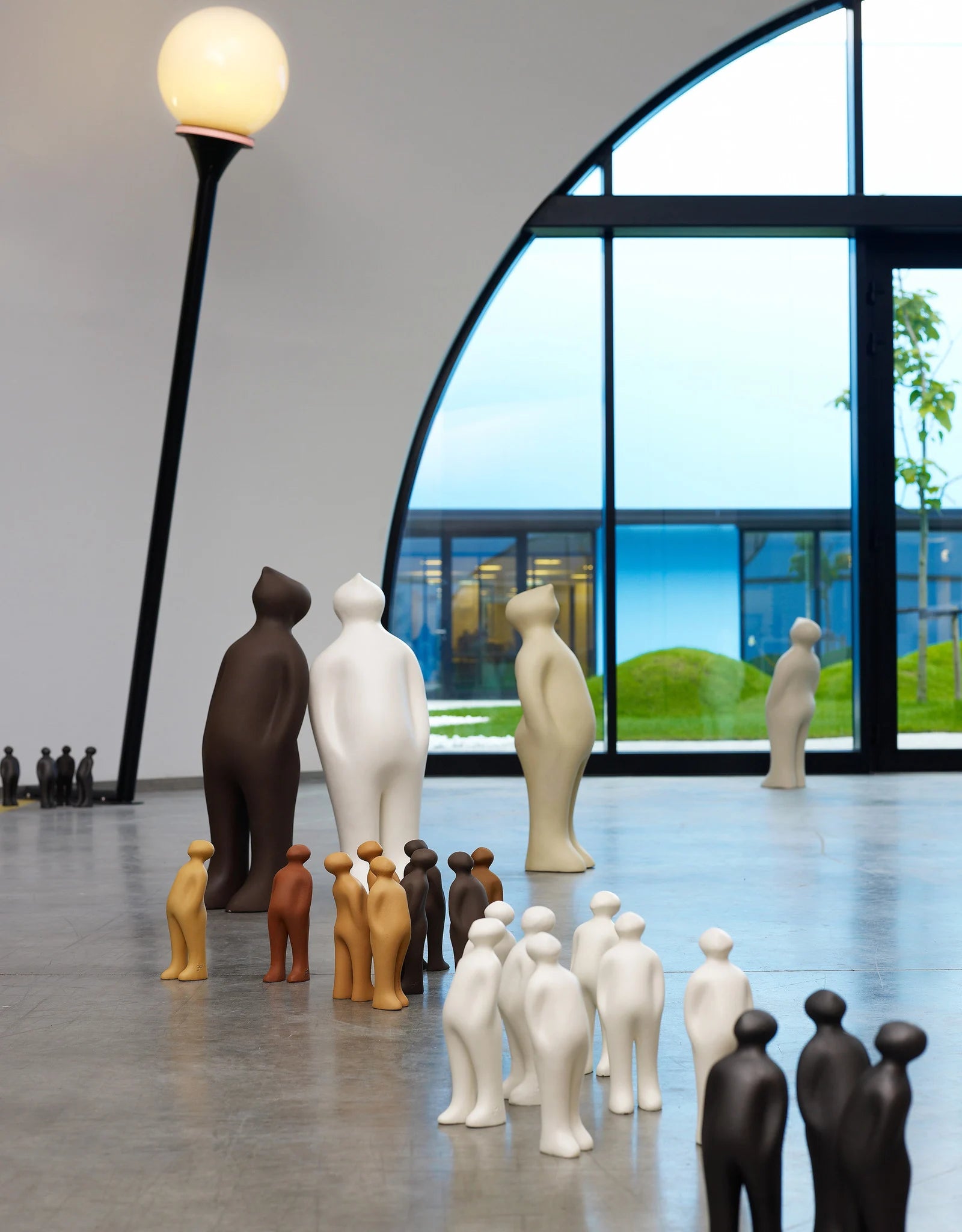 פסל The Visitor COR-20 Castanho (Plus)