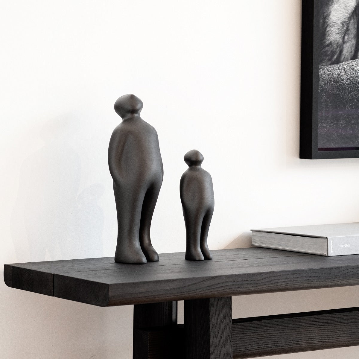 פסל The Visitor COR-24 Black (Plus)