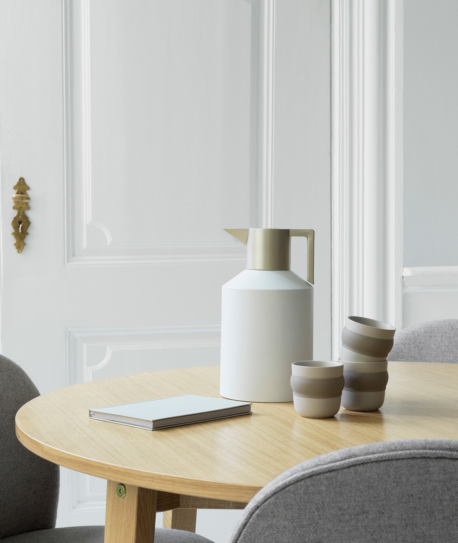 GEO  JUG  WHITE/SILVER קנקן תרמי