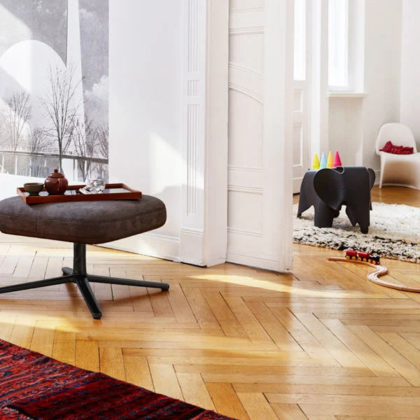 פיל Eames Deep Black (small)