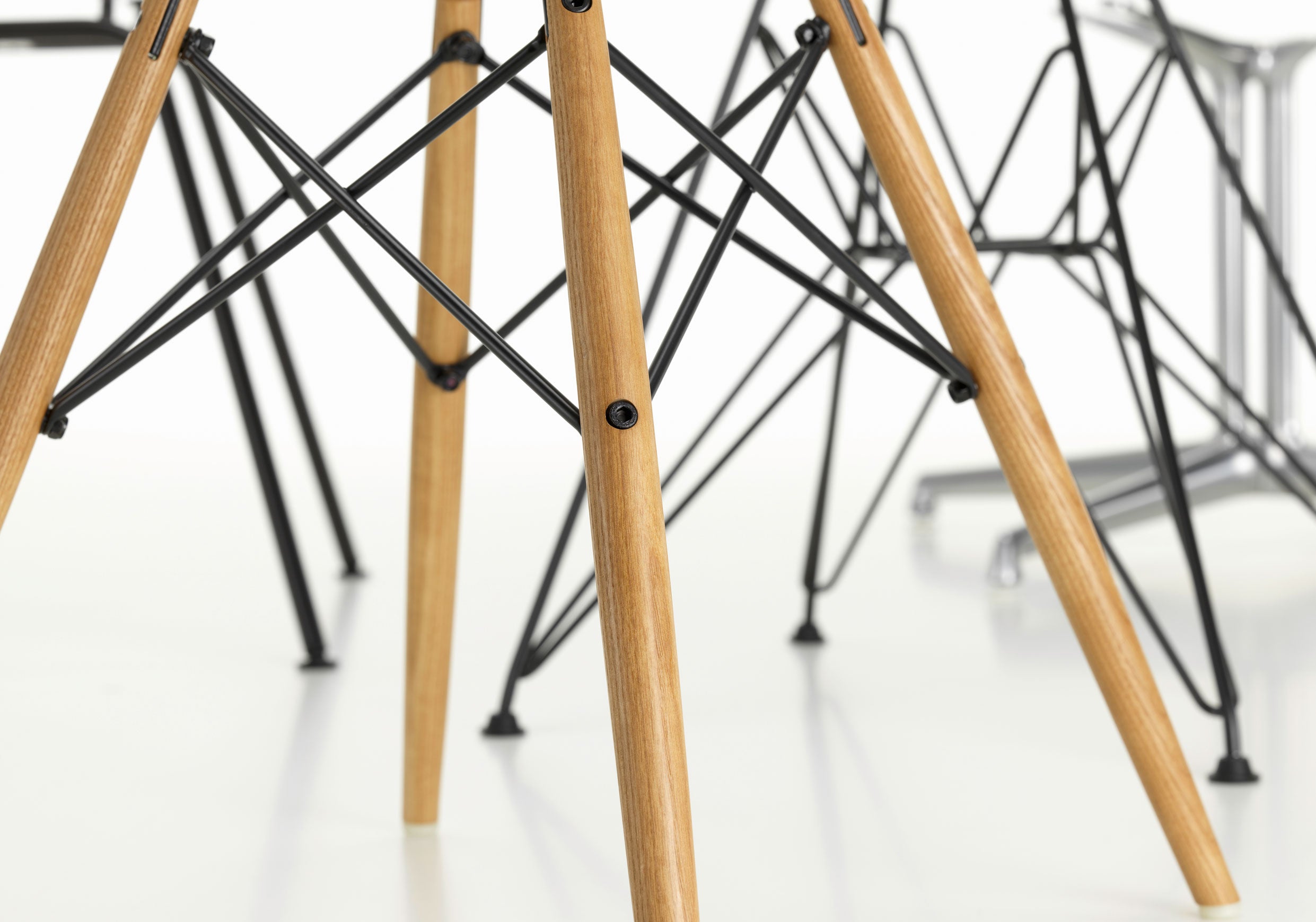 *כסא Eames Fiberglass DSR Parchment, Basic Dark