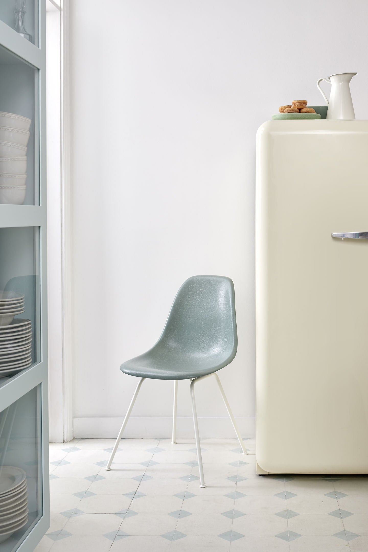 *כסא Eames Fiberglass DSX Elephant Hide Grey, Basic Dark