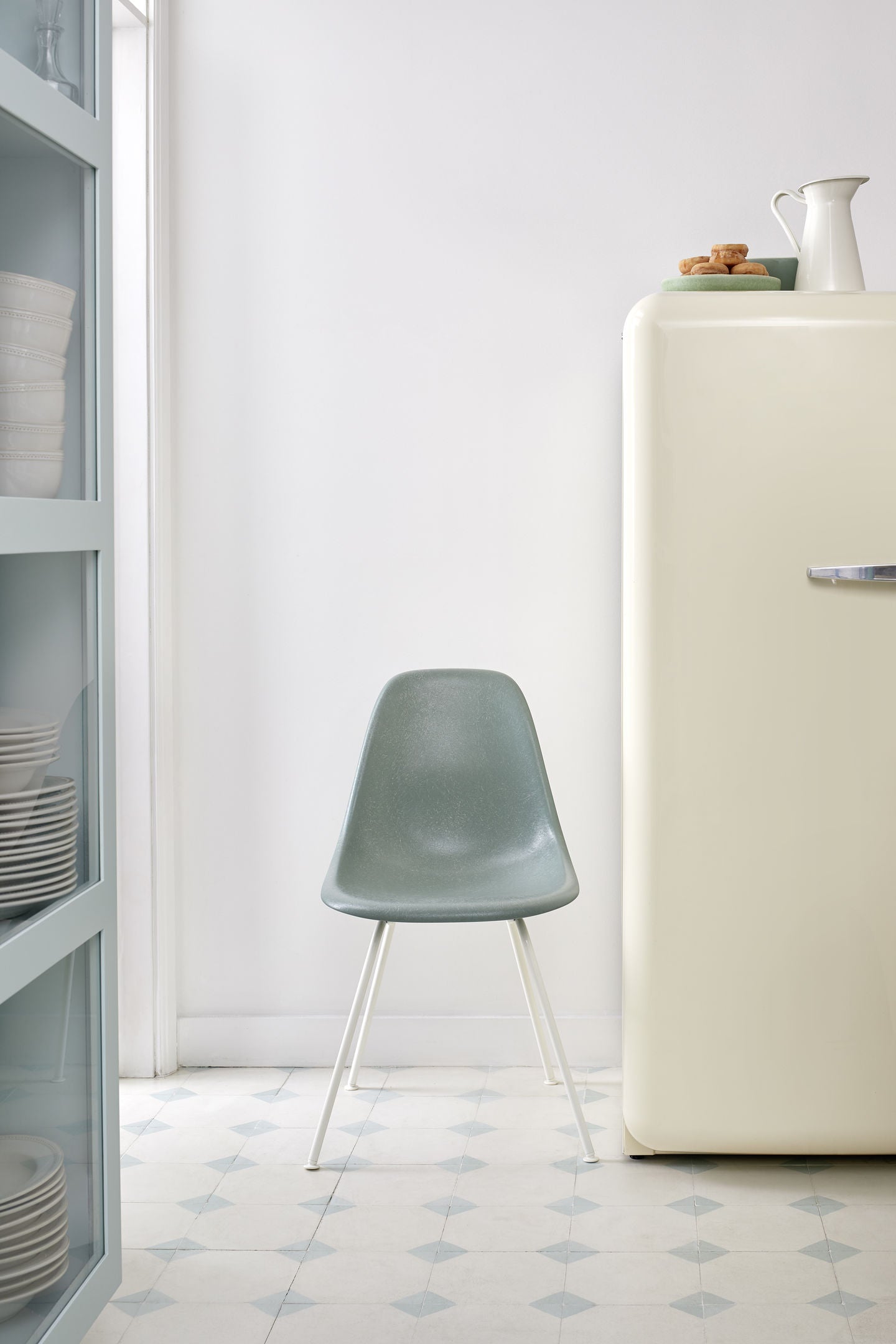 *כסא Eames Fiberglass DSX Elephant Hide Grey, Basic Dark