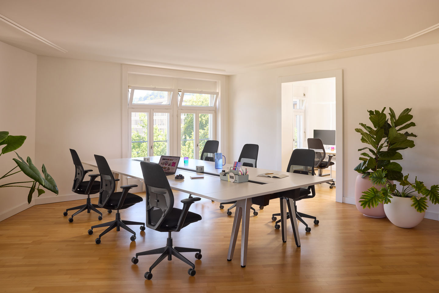 כסא משרדי ACX Light - Black Adjustable Arms