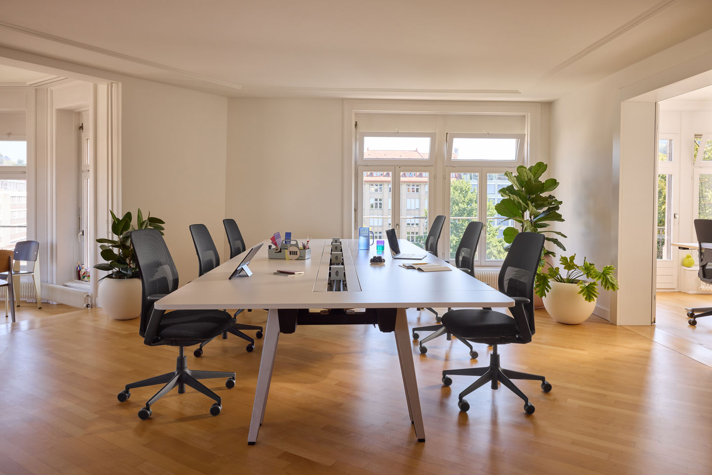 כסא משרדי ACX Light - Black Adjustable Arms