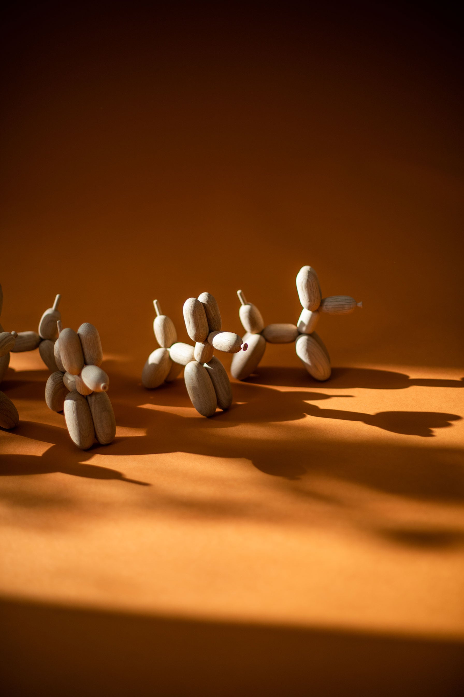 בובת עץ Ballon Dog Oak (Small)