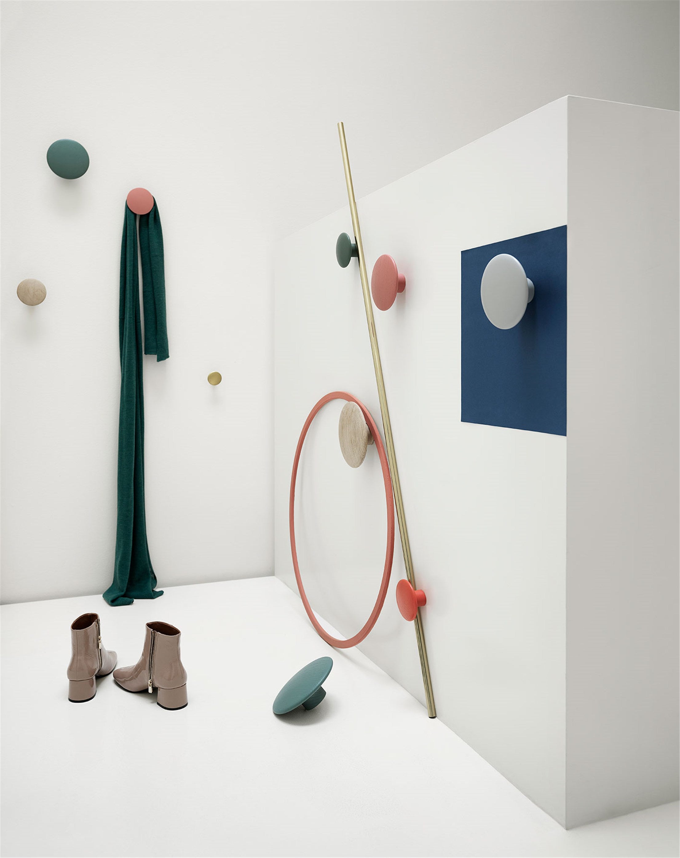 מתלה Dots Wood Dusty Green Ø17cm