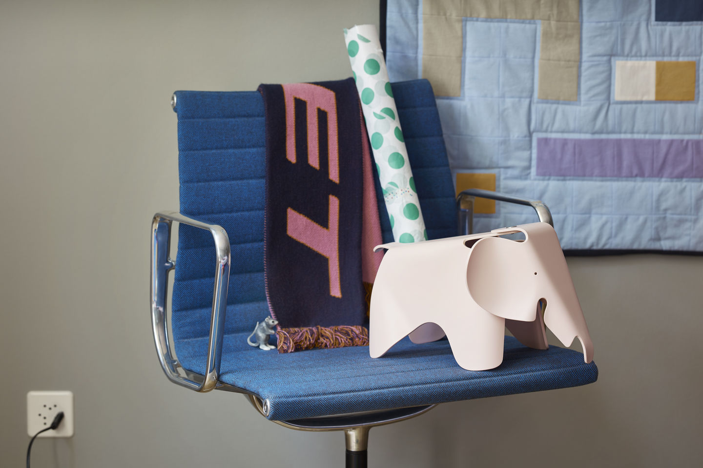 פיל Eames Elephant Pale Rose (small)