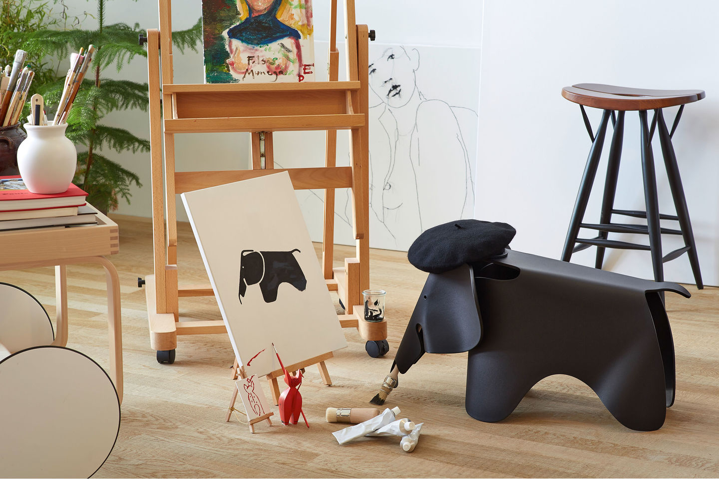 פיל Eames Deep Black (small)